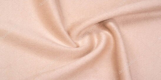 Prendas de satín y lana dobladas cuidadosamente